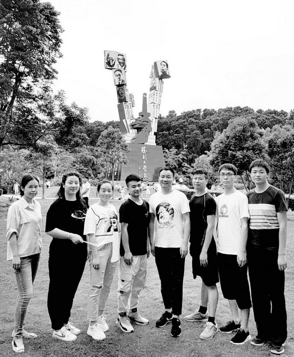 背后的五個(gè)大字是：勝利大營(yíng)救?。?！戰到未來(lái)，笑到未來(lái)。