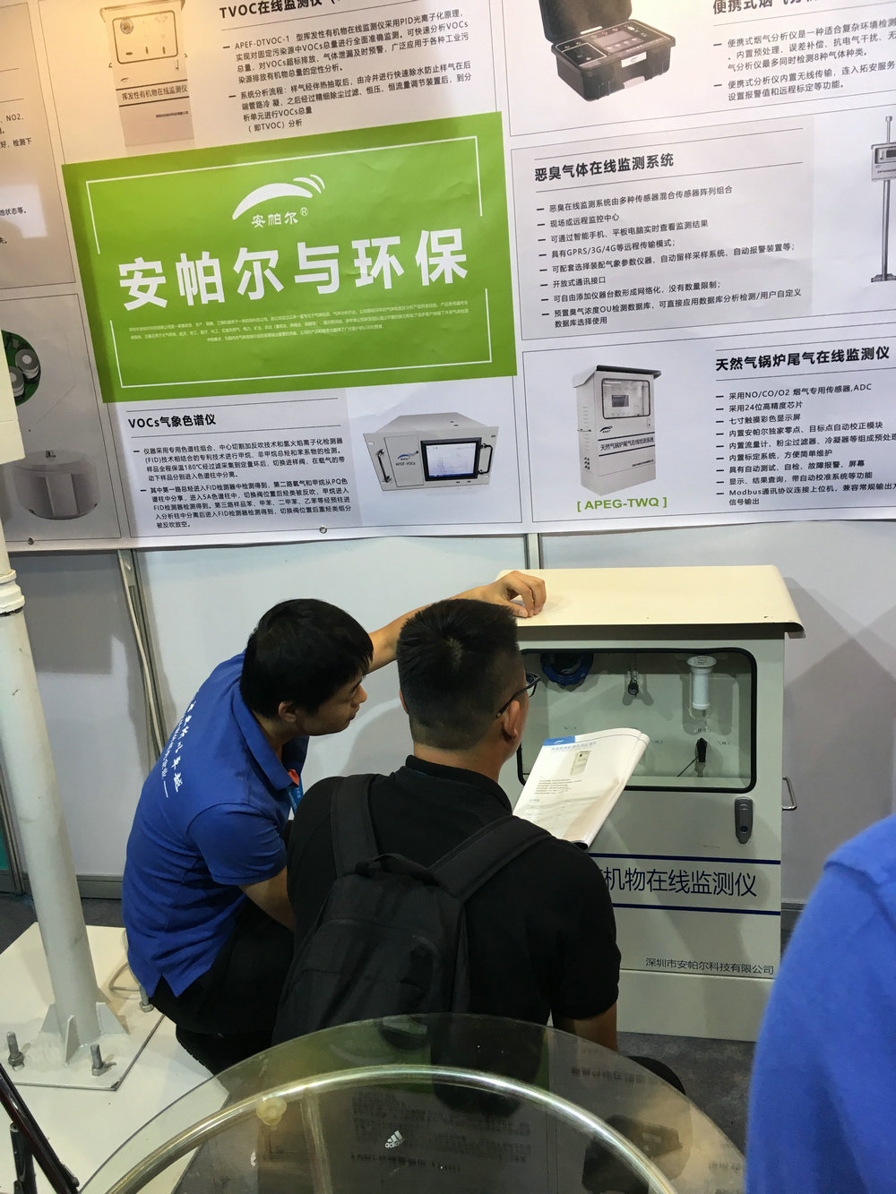 工程師為客戶(hù)做產(chǎn)品講解，客戶(hù)非常感興趣，觸摸安帕爾的產(chǎn)品