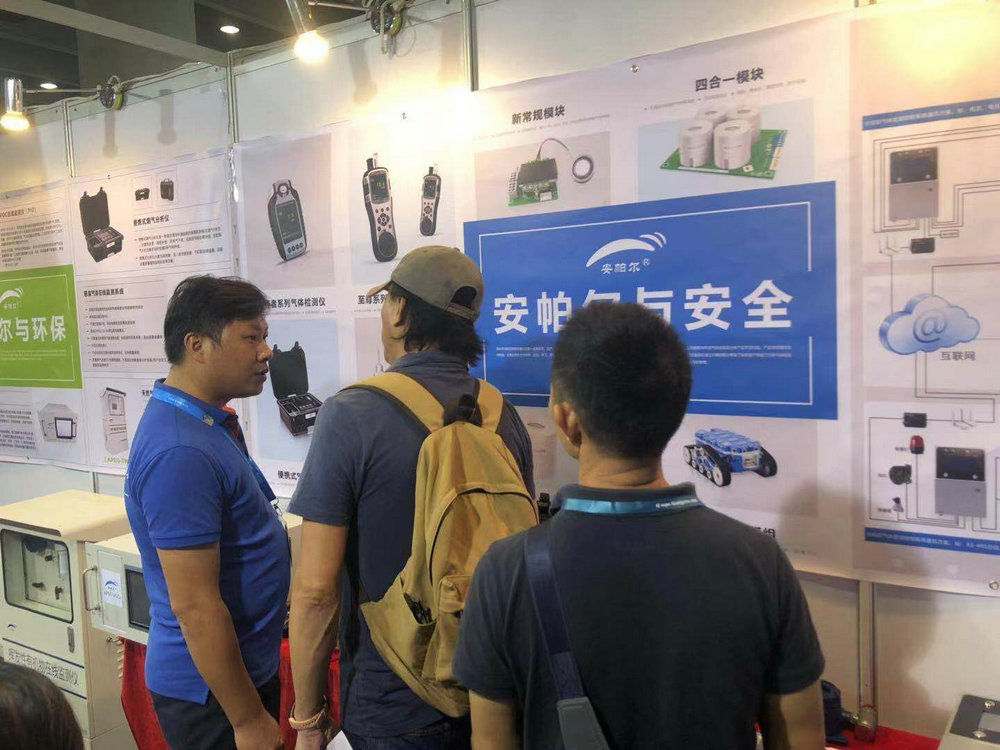 工程師為客戶(hù)做產(chǎn)品講解