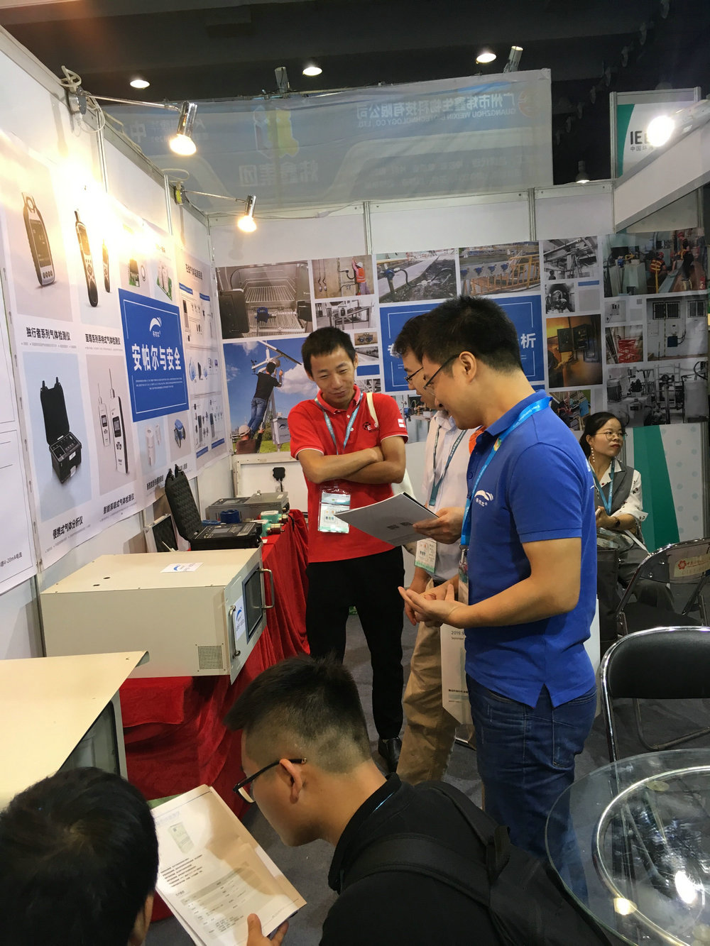 工程師為客戶(hù)做產(chǎn)品講解，客戶(hù)露出了滿(mǎn)意的微笑